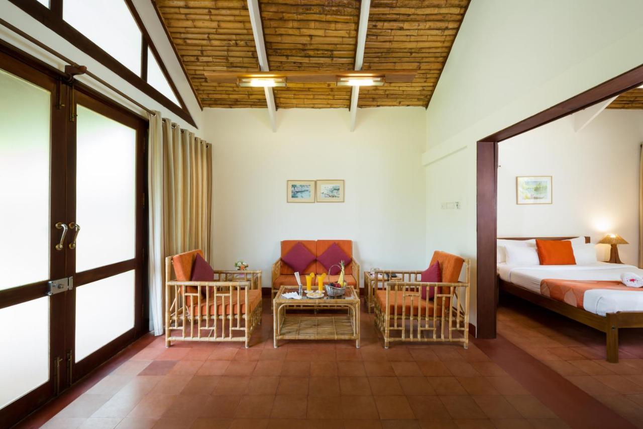 Hotel Abad Whispering Palms Kumarakom Exterior foto
