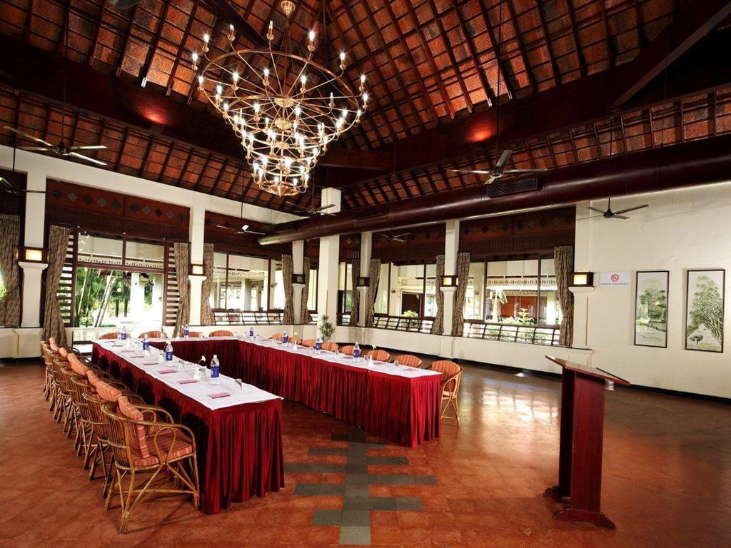 Hotel Abad Whispering Palms Kumarakom Exterior foto