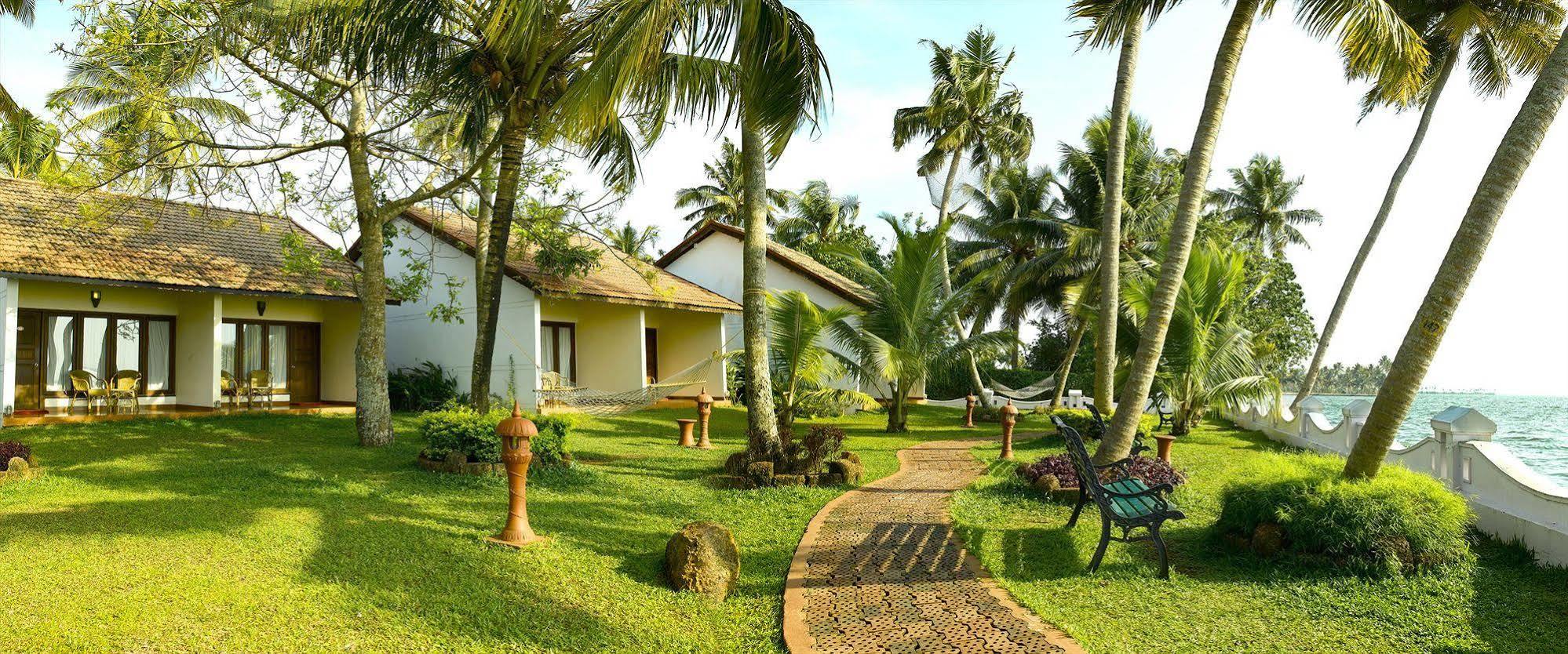 Hotel Abad Whispering Palms Kumarakom Exterior foto