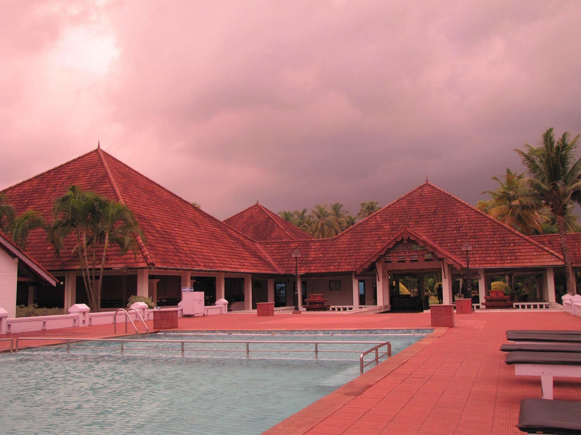 Hotel Abad Whispering Palms Kumarakom Exterior foto